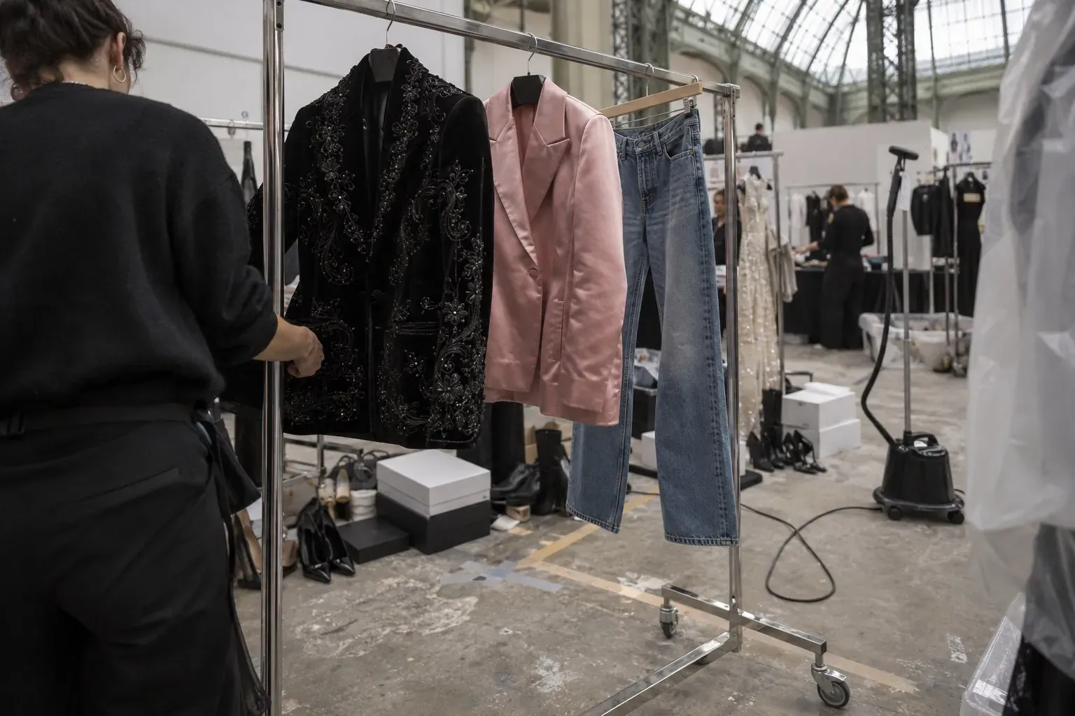 Daniel Roseberry revisite la veste Schiap : la haute couture se porte désormais avec un simple jean